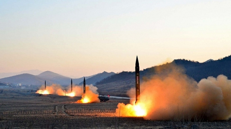كوريا الشمالية تكشف عددا قياسيا من صواريخها في عرض عسكري